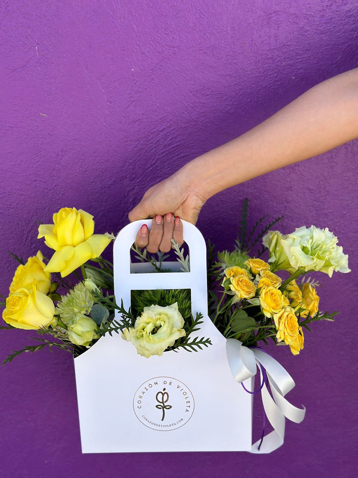 Flores amarillas y blancas en bolsa de Corazón de Violeta